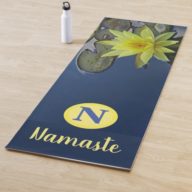 CUSTOM MONOGRAM NAMASTE ZEN YELLOW LOTUS FLORAL YOGAMATTE (Beispiel)