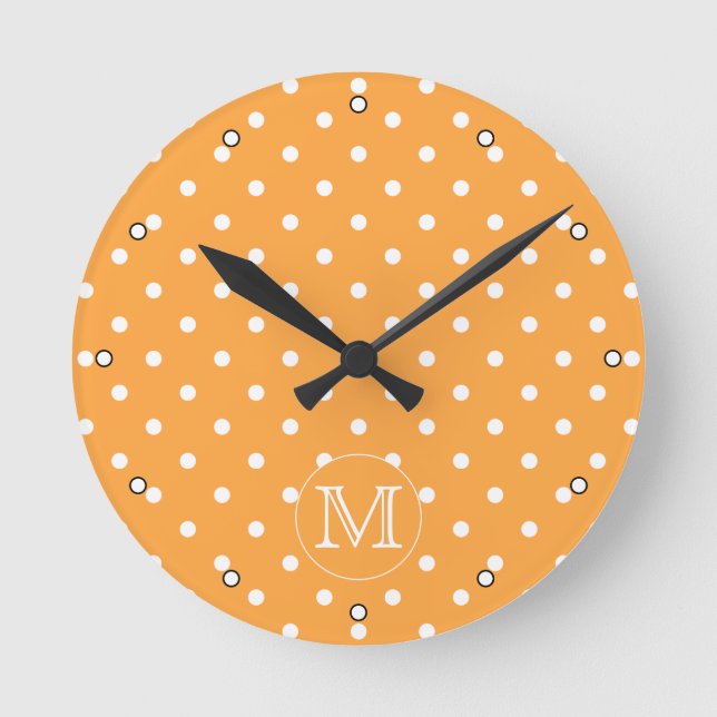 Custom Monogram. Orange and White Polka Dot. Runde Wanduhr (Vorderseite)