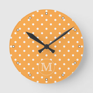 Custom Monogram. Orange and White Polka Dot. Runde Wanduhr