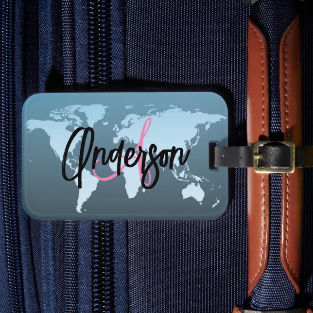 Custom Monogram World Traveller Pink Map Name Gepäckanhänger (Vorderseite Insitu 4)