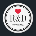 Custom monogramm Herz Hochzeitsparty favorisieren  Magnet<br><div class="desc">Eine maßgeschneiderte Mono-Herz-Hochzeitsparty bevorzugt Magnet. Rundform mit rotem Herz und personalisierten Monogramm-Anfangsbuchstaben. Niedlich personalisiert Dankeschön an die Gäste. Enthält das Datum der Ehe. Auch toll wie Save the Date Erinnerung.</div>