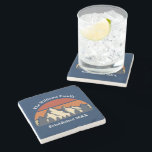 Custom Mountain Sunset Family Zuhause Blue Log Kab Steinuntersetzer<br><div class="desc">Dieser phantastische Sonnenuntergang über Felsgebirgen und Waldbäumen in der Natur ist ein großartiges Bild für einen individuellen Sommerurlaub-Untersetzer für eine familiäre Blockhütte im Wald. Fügen Sie einfach Ihre eigene personalisierte Monogramm und etablierte Datum auf dem blauen Haus Zubehör.</div>