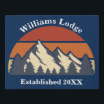 Custom Mountain Sunset Log Cabin Zuhause Blue Künstlicher Leinwanddruck<br><div class="desc">Dieser phantastische Sonnenuntergang über Felsgebirgen in der Natur macht ein großartiges Bild für die Wandkunst in einer Familienhütte im Wald oder Wald. Fügen Sie einfach Ihren eigenen Nachnamen und das Jahr mit unserem Personalisierungstool und Ihrem etablierten Datum für Ihr B & B auf dieser coolen blauen Leinwand Kunst ein.</div>