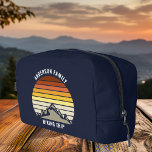 Custom Mountain Sunset Navy Blue Wandern Waschbeutel<br><div class="desc">Dieser cool orangefarbene Vintage Sonnenuntergang über Felsgebirgen in der Natur macht ein großartiges Bild auf einem niedlichen Retro-Marineblasbeutel für eine Bergwanderung oder Camping Urlaub für eine Familie,  die Lieben,  Zeit im Freien und der Wildnis zu verbringen.</div>