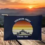 Custom Mountain Sunset Navy Blue Wandern Zubehörtasche<br><div class="desc">Dieser cool orangefarbene Vintage Sonnenuntergang über Felsgebirgen in der Natur macht einen großartigen Eindruck auf einer niedlichen Retro-Marinebasis-Kosmetiktasche für eine Bergwanderung oder einen Camping-Urlaub für eine Familie,  die Lieben,  Zeit im Freien und in der Wildnis zu verbringen.</div>