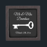 Custom Mr. and Mrs. old Vintage Key Ehering Kiste<br><div class="desc">Angepasster und Vintager Schlüssel-Ehering-Ring halten Geschenkboxen mit Magnetdeckel. Fügen Sie einen personalisierten Nachnamen von Braut und Bräutigam / Neugeborenen hinzu. Schlüssel zu meinem Herz Symbol Design mit stilvollem Skript Typografie Vorlage. Auch schön für die Verlobung, Jubiläum, Brautparty etc. Romantische Holzkisten für ihn und sie heiraten. Kleine und große Größe für...</div>