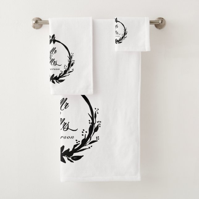 Custom Mr & Mrs. Elegant White & Black Newlyweds Badhandtuch Set (Insitu)