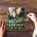 Custom Mr. & Mrs Happy Wedding Anniversary Foto<br><div class="desc">Feiern Sie Ihren Hochzeitstag und Mr. & Mrs. mit unserem lustigen und trendigen, fröhlichen Jubiläum Custom Foto Puzzle. Unser Design zeichnet sich durch ein großes Foto-Design aus, um Ihr eigenes Foto zu zeigen. "Happy Anniversary", Hochzeitstermin und Name entworfen in einem trendigen, typografischen Design über dem Puzzle-Foto angezeigt. Angepasst mit Hochzeitsdatum...</div>