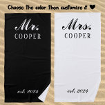 Custom Mr&Mrs Honeymoon Gift Newlyweds Strandtuch<br><div class="desc">Sie suchen ein einzigartiges Flitterwochengeschenk für das glückliche Paar? Sehen Sie sich nur dieses gewohnte Mr&Mrs Strandtuch an! Fügen Sie eine persönliche Touch hinzu, indem Sie den Namen oder den Namen des Mutterunternehmens und das festgestellte Jahr der Neuvermählten angeben. Dieses Handtuch aus weichem und absorbierendem Material ist nicht nur praktisch,...</div>