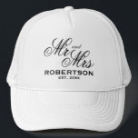 Custom Mr. und Mrs. frisch gezapft Ehepaar Truckerkappe<br><div class="desc">Custom Mr. und Mrs. frisch vermählt Hochzeitspaar Trucker Hat. Elegante typografische Gestaltungskappen für Ehepaare,  Ehemann und Ehefrau,  neue Pfandrechte usw. Fügen Sie Ihren eigenen personalisierten Namen und das Heiratsdatum hinzu. Weiß und andere Farben sind verfügbar.</div>