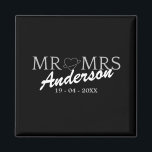 Custom Mr. und Mrs. Wedding Familiengeschenk Magnet<br><div class="desc">Das ist ein Hochzeitsmonogramm-Design. Es ist ein perfektes Geschenk für Paare und ist ein Symbol für Liebe,  Unterstützung und Freundschaft,  die sie auf ihrem Weg durch die Ehe immer umgeben werden.</div>