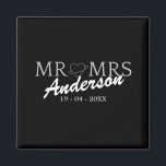Custom Mr. und Mrs. Wedding Familiengeschenk Magnet<br><div class="desc">Das ist ein Hochzeitsmonogramm-Design. Es ist ein perfektes Geschenk für Paare und ist ein Symbol für Liebe,  Unterstützung und Freundschaft,  die sie auf ihrem Weg durch die Ehe immer umgeben werden.</div>