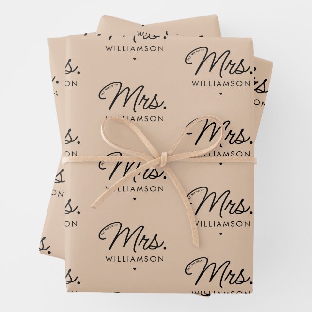 Custom Mrs. Est. Modern Elegant Script Newlywed Geschenkpapier Set (Beispiel)