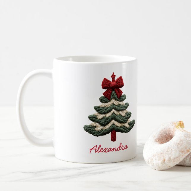 Custom Name Cozy Rustic Embroidered Christmas Tree Kaffeetasse (Mit Donut)