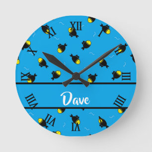 Custom name fishes pattern on blue runde wanduhr