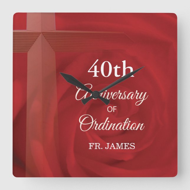Custom Name Priest Anniversary Ordination Red Rose Quadratische Wanduhr (Vorderseite)