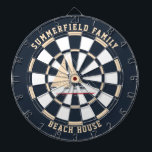 Custom Nautic Segelfamilie Beach House Dartscheibe<br><div class="desc">Nautical Thema Familie Beach House Spiele Dartboard mit einem Segelboot, und moderne Typografie, die eine perfekte Familie zusammen Spiele oder einfach nur mit Freunden zu bewegen. Ideal für Junggesellenabende. Karo die anderen passenden Artikel wie T-Shirts für die Erholung der Familie heraus - Mama, Papa, Bruder, Schwester und Cousin. Bootszubehör inklusive...</div>
