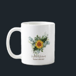 Custom Newlywings Rustic Sunflowers Eucalyptus Lea Kaffeetasse<br><div class="desc">Fügen Sie Ihren eigenen Text,  wie gewünscht,  um diese atemberaubende Aquarellbilder von Sonnenblumen,  Eukalyptus-Blätter und Grünpflanzen zu personalisieren. Ideal für Hochzeitsgeschenke,  Brautparty,  Brautjungfrau,  Trauzeugin,  Blume,  Braut oder Bräutigam. Bearbeiten Sie den Text in Anzug.</div>