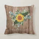 Custom Newlywings Rustic Sunflowers Eucalyptus Lea Kissen<br><div class="desc">Fügen Sie Ihren eigenen Text,  wie gewünscht,  um diese atemberaubende Aquarellbilder von Sonnenblumen,  Eukalyptus-Blätter und Grünpflanzen zu personalisieren. Ideal für Hochzeitsgeschenke,  Brautparty,  Brautjungfrau,  Trauzeugin,  Blume,  Braut oder Bräutigam. Bearbeiten Sie den Text in Anzug.</div>