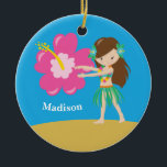 Custom Niedlich Hula Girl Beach Keramik Ornament<br><div class="desc">Niedliches Strandhaus im hawaiianischen Stil Weihnachtsgeschenk mit einer Hula-Tänzerin vor schönem blauem Himmel und Sand-Hintergrund,  zusammen mit einer großen rosa Hibiskus-Blume. Dieses hübsche Zimmer-Dekor für ein Strandhaus ist individuell gestaltet und passt sich dem Namen Ihres Kindes oder anderen Textes an. Bestellen Sie noch heute Ihr kleines Mädchen!</div>