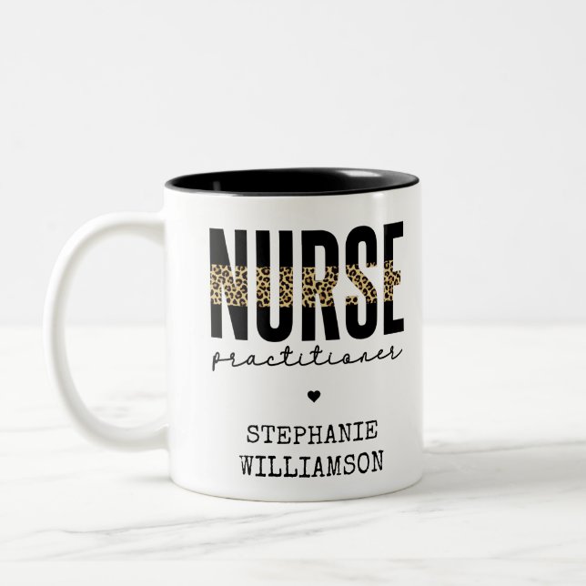 Custom Nurse Practitioner NP cheetah Abschluss Zweifarbige Tasse (Links)