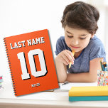 Custom Orange Last Name Sports Jersey Nummer Notizblock<br><div class="desc">Name,  Nummer und Schlagschatten sind individuell einstellbar,  sodass Sie ein sportlich aussehendes und dennoch nützliches Notebook einzigartig machen können,  das Ihren Lieblingssport-Teamfarben oder der Zimmerdekoration entspricht. Orange Hintergrund.</div>