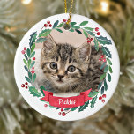 Custom Pet Cat Foto Aquarell Weihnachten Keramik Ornament<br><div class="desc">Dekorieren Sie Ihren Baum oder schenken Sie in dieser Urlaubssaison ein besonderes Geschenk mit diesem eleganten Haustier-Foto in einem Kranz-Design-Weihnachtsschmuck und passender Dekoration. Dieser Katzenschmuck ist mit einem grünen und roten Kranz mit Heiligen und Beeren in Aquarellen geschmückt. Personalisieren Sie mit dem Namen vorne, Jahr zurück. Dieses Weihnachtsschmuck wird bei...</div>