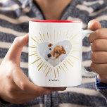 Custom Pet Hund Foto Modernes, stilvolles Goldenes Zweifarbige Tasse<br><div class="desc">Chic gold funkelnd Herz - Print Foto Liebhaber Tasse mit Ihrem eigenen Lieblingsfoto Ihres geliebten Pelzbabys in einem Herz berstürmt mit (gedruckten) goldenen Liebe Streifen. Ein tolles Geschenk für jeden Elternteil am Muttertag, Vatertag oder Valentinstag! Fühlen Sie sich frei, um die Hintergrundfarbe zu jeder anderen unter "personalisieren" und gehen Sie...</div>