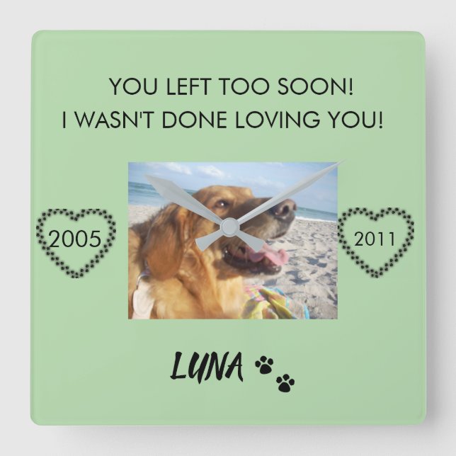 Custom Pet Tribute with Dates and Paw Prints Quadratische Wanduhr (Vorderseite)