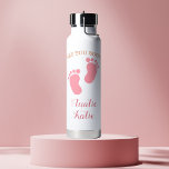 Custom Pink Baby Name Sie bald sehen Trinkflasche<br><div class="desc">Feiern Sie die Vorfreude auf die Ankunft eines kleinen Mädchens mit dieser bezaubernden personalisierten Wasserflasche! Dieses Design mit rosa Babyspuren und der Phrase "See You Balon" enthält einen benutzerdefinierten Text für eine spezielle Tante,  Oma oder Lieben. Ein herzliches Geschenk für Schwangerschaftsankündigungen,  Babyduschen oder Fernfamilien.</div>
