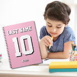 Custom Pink Nachname Sports Jersey Nummer Notizblock<br><div class="desc">Name,  Nummer und Schlagschatten sind individuell einstellbar,  sodass Sie ein sportlich aussehendes und dennoch nützliches Notebook einzigartig machen können,  das Ihren Lieblingssport-Teamfarben oder der Zimmerdekoration entspricht. Rosa Hintergrund.</div>