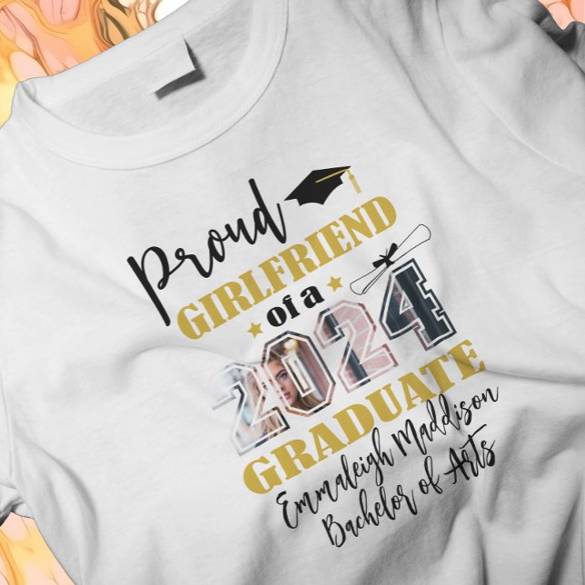 Custom Proud Girlfriend Foto 2024 Graduate T-Shirt (Von Creator hochgeladen)