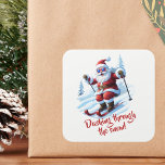 Custom Quirky Fun Santa Claus Funky Christmas Quadratischer Aufkleber<br><div class="desc">Hier ist ein cooler und lustiger Weihnachtsmann,  der durch den Schnee auf seinem Himmel mit schneebedeckten Kiefern im Hintergrund dräunt. Dieses Kunstwerk gibt traditionellen Urlaubselementen eine moderne Drehung.</div>