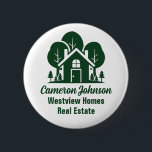 Custom Real Anwesen Company Green Forest House Button<br><div class="desc">Dieser Name-Tag-Button des Waldeigentums-Anwesens ist perfekt für einen Immobilienmakler angepasst,  der sich auf Häuser in der Nähe der Wildnis oder Wälder spezialisiert hat. Die grüne Silhouette von Bäumen hinter einer Blockhütte Zuhause und personalisiert mit Ihrem Agent und Immobilien-Firmennamen für Marketing in den Hinterwäldern.</div>