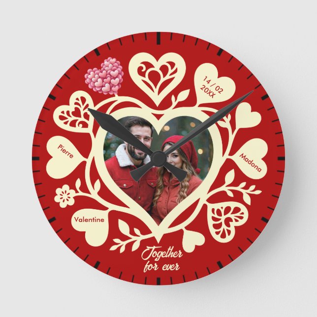 Custom Red Cream Photo Heart Clock Runde Wanduhr (Vorderseite)