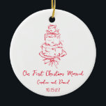 Custom Red Doodle Cake First Christmas Verheiratet Keramik Ornament<br><div class="desc">Feiern Sie Ihr erstes Weihnachtsfest als verheiratetes Ehepaar mit diesem bezaubernden Keramik-Ornament, das eine niedliche rote Doodle-Skizze eines Hochzeitskuchens enthält, die durch ein handgeschriebenes Drehbuch betont wird. Das einzigartige Design ist sowohl ästhetisch als auch spielerisch, was es zu einem perfekten Erinnerungsstück für Ihren besonderen Tag macht. Personalisiert mit Ihren Namen...</div>