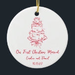 Custom Red Doodle Cake First Christmas Verheiratet Keramik Ornament<br><div class="desc">Feiern Sie Ihr erstes Weihnachtsfest als verheiratetes Ehepaar mit diesem bezaubernden Keramik-Ornament, das eine niedliche rote Doodle-Skizze eines Hochzeitskuchens enthält, die durch ein handgeschriebenes Drehbuch betont wird. Das einzigartige Design ist sowohl ästhetisch als auch spielerisch, was es zu einem perfekten Erinnerungsstück für Ihren besonderen Tag macht. Personalisiert mit Ihren Namen...</div>