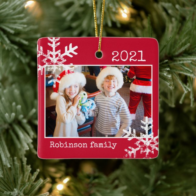 Custom Red Foto Border White Snowflakes Holiday Keramikornament (Baum)