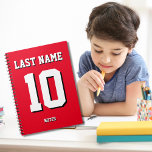 Custom Red Nachname Sports Jersey Number Notizblock<br><div class="desc">Name,  Nummer und Schlagschatten sind individuell einstellbar,  sodass Sie ein sportlich aussehendes und dennoch nützliches Notebook einzigartig machen können,  das Ihren Lieblingssport-Teamfarben oder der Zimmerdekoration entspricht. Roter Hintergrund.</div>