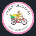 Custom Reindeer Christmas Runder Aufkleber<br><div class="desc">Personalisieren Sie diesen niedlichen Weihnachtsaufkleber mit Ihrem Familiennamen und dekorieren Sie Ihre Geschenke mit diesem niedlichen Rentier auf einem Fahrrad.</div>