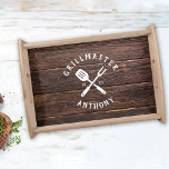 Custom Retro GRILLMASTER Rustikale dunkle Holzdruc Serviertablett<br><div class="desc">Hey, Grillmasters! Mit unserem Zazzle-Serviertablett im rustikalen Dunkelholzdesign bereiten Sie sich darauf vor, einen seriösen Stil zu schaffen. Dieses Retrofach ist die perfekte Ergänzung zu Ihrem Grillarsenal. Es bietet ein Vintag inspiriert GRILLMASTER-Theme, das Ihre Cookies besonders attraktiv macht. Egal ob Sie eine GRILLEN im Hinterhof oder einfach nur ein lässiges...</div>