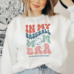 Custom Retro "In My Baseball Mama Ära" Sweatshirt<br><div class="desc">Feiern Sie Ihre Baseball-Mama-Ära mit diesem niedlichen Design,  das "in meiner Baseball-Mama-Ära" in sanften Retro-Wavy-Schriften mit einer Baseball-Abbildung zeigt,  die für das "O" stehend ist. Passen Sie sich mit dem Namen Ihres Kindes oder Ihrer Mannschaft an,  um ein tolles Dogout-Mama-Geschenk oder Spendenartikel zu erhalten!</div>