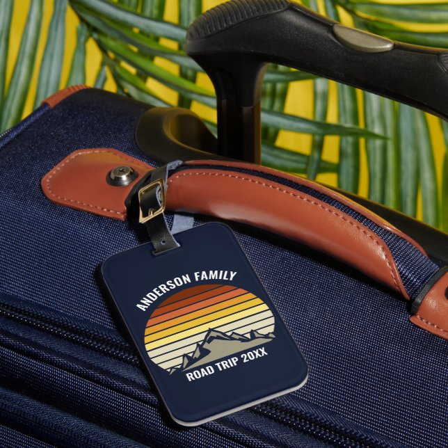 Custom Retro Sunset Mountain Navy Blue Gepäckanhänger (Vorderseite Insitu 1)