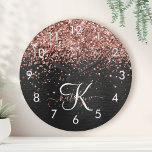 Custom Rose Gold Glitter Black Sparkle Monogram Runde Wanduhr<br><div class="desc">Easily personalize this trendy elegant round clock design featuring pretty rose gold sparkling glitter on a black brushed metallic background.</div>