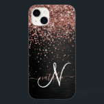 Custom Rose Gold Glitzer Black Sparkone Monogram Case-Mate iPhone 14 Plus Hülle<br><div class="desc">Dieses elegante und stilvolle Handy-Gehäuse mit hübschem vergoldetem Glitzer aus Rose auf schwarz gebürstetem metallischem Hintergrund ist einfach zu personalisieren.</div>