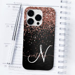 Custom Rose Gold Glitzer Black Sparkone Monogram Case-Mate iPhone 14 Pro Hülle<br><div class="desc">Dieses elegante und stilvolle Handy-Gehäuse mit hübschem vergoldetem Glitzer aus Rose auf schwarz gebürstetem metallischem Hintergrund ist einfach zu personalisieren.</div>