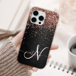Custom Rose Gold Glitzer Black Sparkone Monogram Case-Mate iPhone Hülle<br><div class="desc">Dieses elegante und stilvolle Handy-Gehäuse mit hübschem vergoldetem Glitzer aus Rose auf schwarz gebürstetem metallischem Hintergrund ist einfach zu personalisieren.</div>