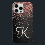 Custom Rose Gold Glitzer Black Sparkone Monogram iPhone 15 Pro Max Hülle<br><div class="desc">Dieses elegante und stilvolle Handy-Gehäuse mit hübschem vergoldetem Glitzer aus Rose auf schwarz gebürstetem metallischem Hintergrund ist einfach zu personalisieren.</div>