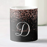 Custom Rose Gold Glitzer Black Sparkone Monogram Kaffeetasse<br><div class="desc">Dieses trendige und elegante Coffee Tasse Design mit hübschem vergoldetem Glitzer aus Rose auf schwarz gebürstetem metallischem Hintergrund ist einfach zu personalisieren.</div>