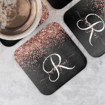 Custom Rose Gold Glitzer Black Sparkone Monogram Rechteckiger Pappuntersetzer<br><div class="desc">Dieses trendige,  elegante,  quadratische Untersetzer-Design mit hübschem,  vergoldeten Glitzer aus Rose auf schwarz gebürstetem metallischem Hintergrund ist einfach zu personalisieren.</div>